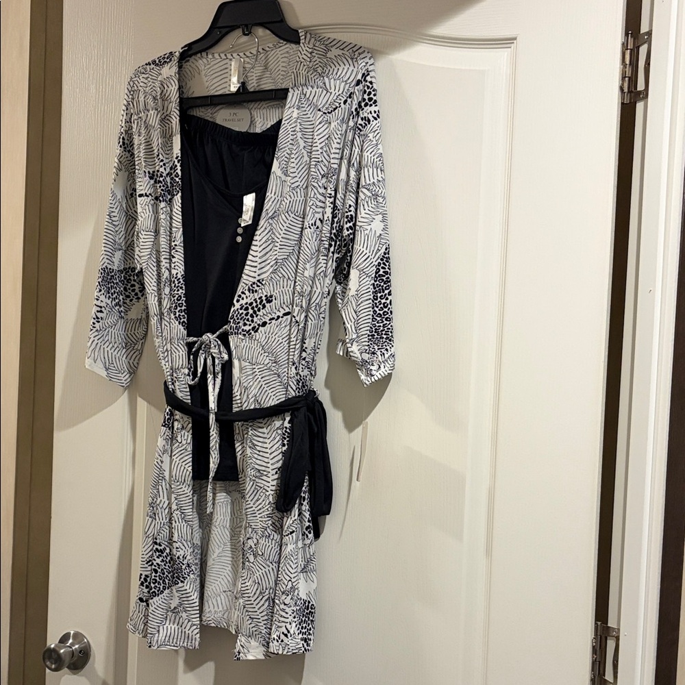 Ava & Viv Monochrome Leaf Pattern Robe
